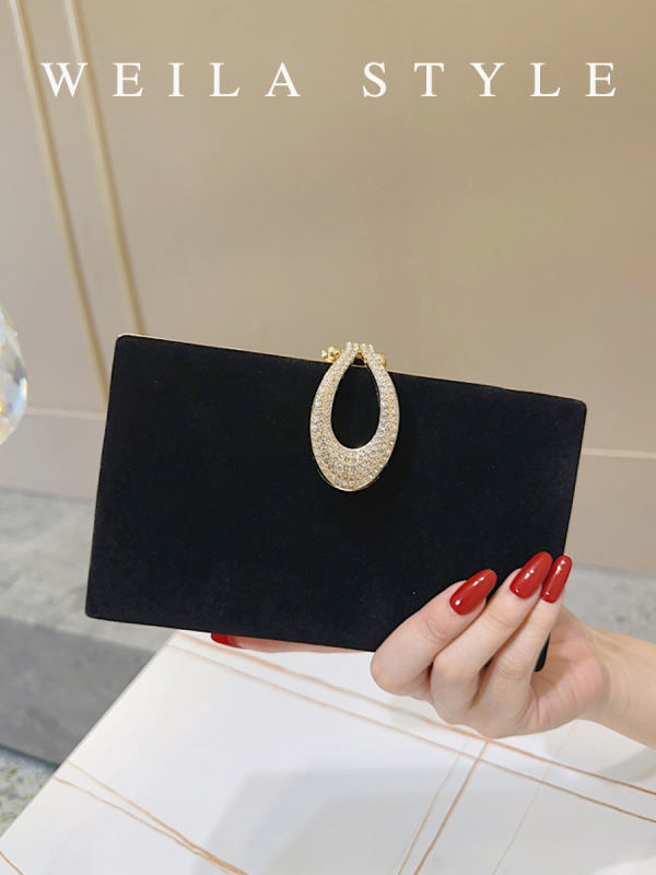 Velúr estélyi klutch táska fedéllel, záródással, vízszintesen négyszögletes alak, poliészter bélés, tavasz 2025.