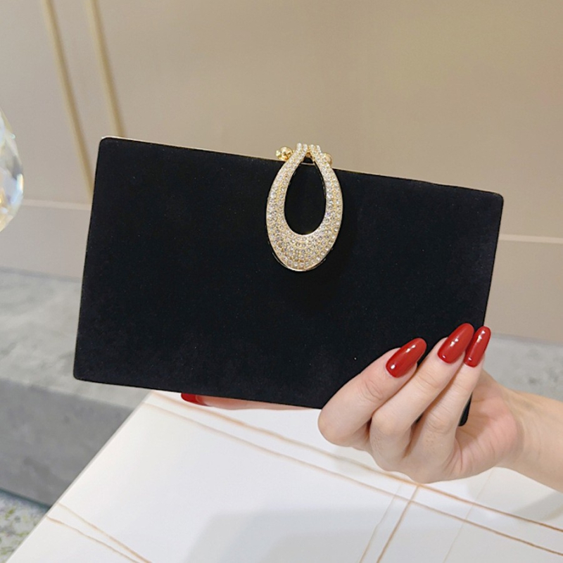 Velúr estélyi klutch táska fedéllel, záródással, vízszintesen négyszögletes alak, poliészter bélés, tavasz 2025.