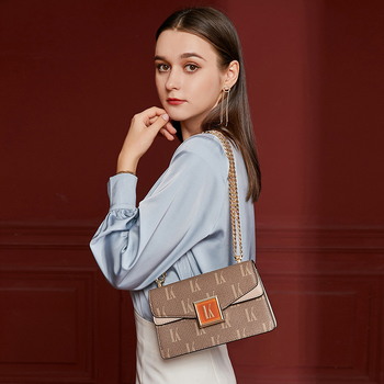 Geantă crossbody din piele naturală, pătrată, cu capac, închidere magnetică, căptușeală poliester