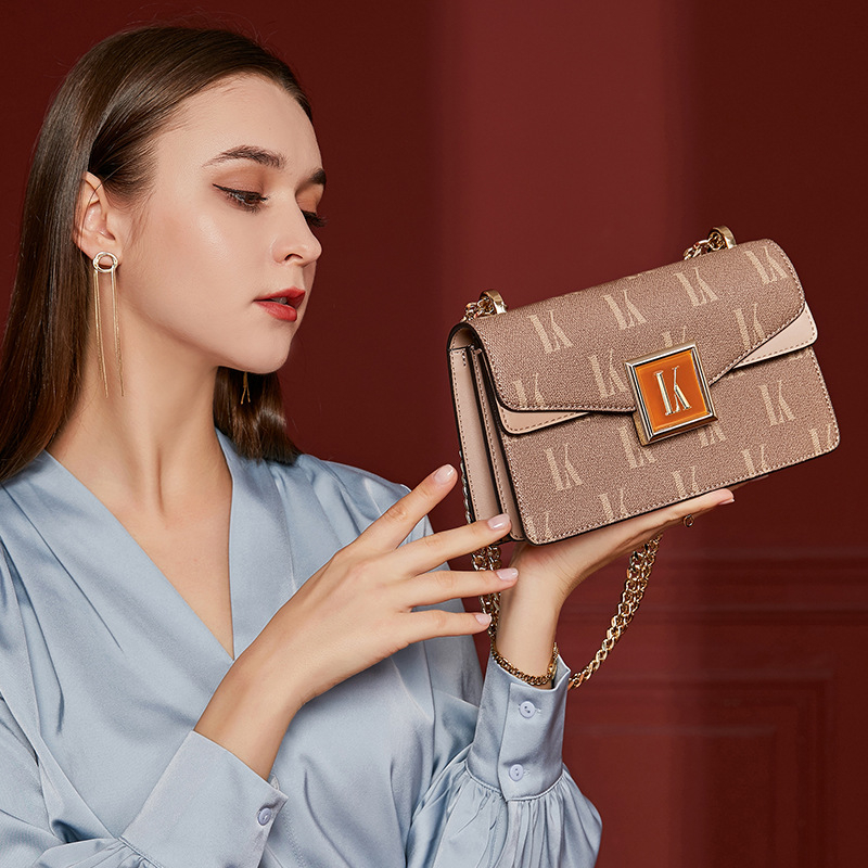 Geantă crossbody din piele naturală, pătrată, cu capac, închidere magnetică, căptușeală poliester