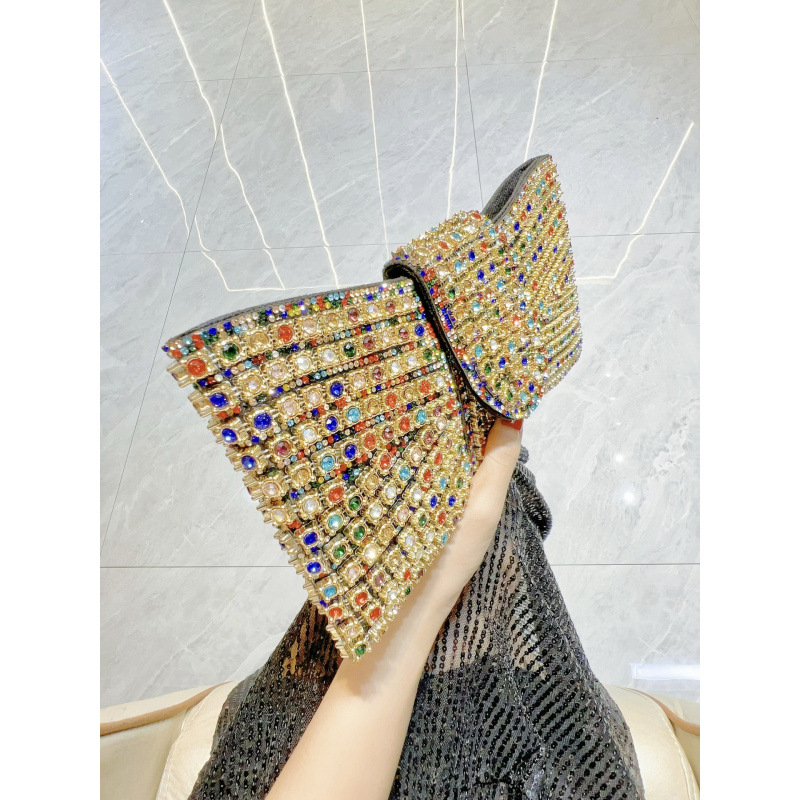 Clutch în formă de fundă, decor cu diamante, închidere cu șnur, buzunare pentru telefon și card de identificare, curea cu un singur lanț