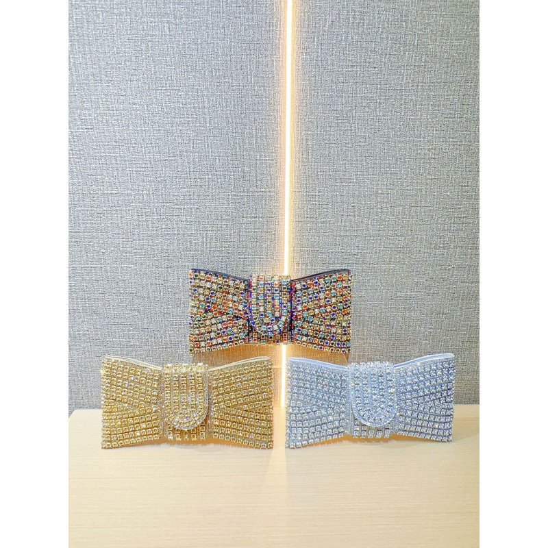 Clutch în formă de fundă, decor cu diamante, închidere cu șnur, buzunare pentru telefon și card de identificare, curea cu un singur lanț