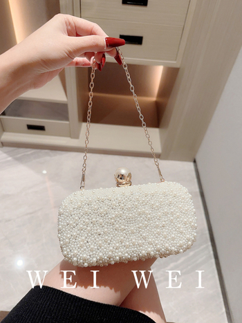 Perlasta večernja clutch torba, kvadratnog oblika, s mehanizmom zaključavanja, nošenje u ruci, crossbody, preko ramena ili na zapešću, pogodna za svakodnevne kombinacije.