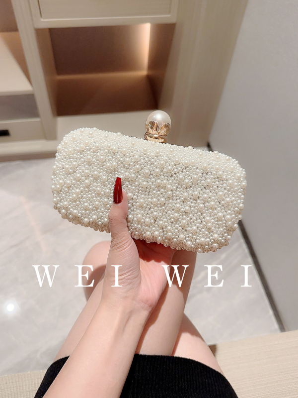 Perlasta večernja clutch torba, kvadratnog oblika, s mehanizmom zaključavanja, nošenje u ruci, crossbody, preko ramena ili na zapešću, pogodna za svakodnevne kombinacije.