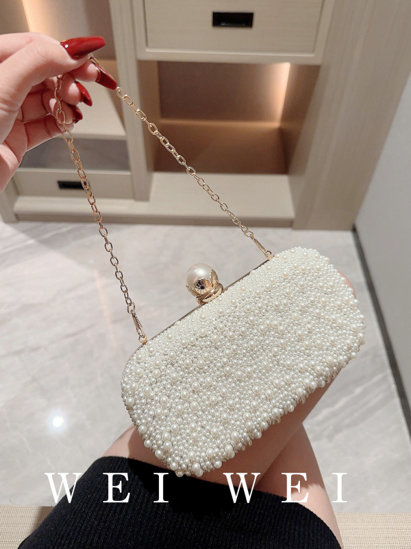 Perlasta večernja clutch torba, kvadratnog oblika, s mehanizmom zaključavanja, nošenje u ruci, crossbody, preko ramena ili na zapešću, pogodna za svakodnevne kombinacije.