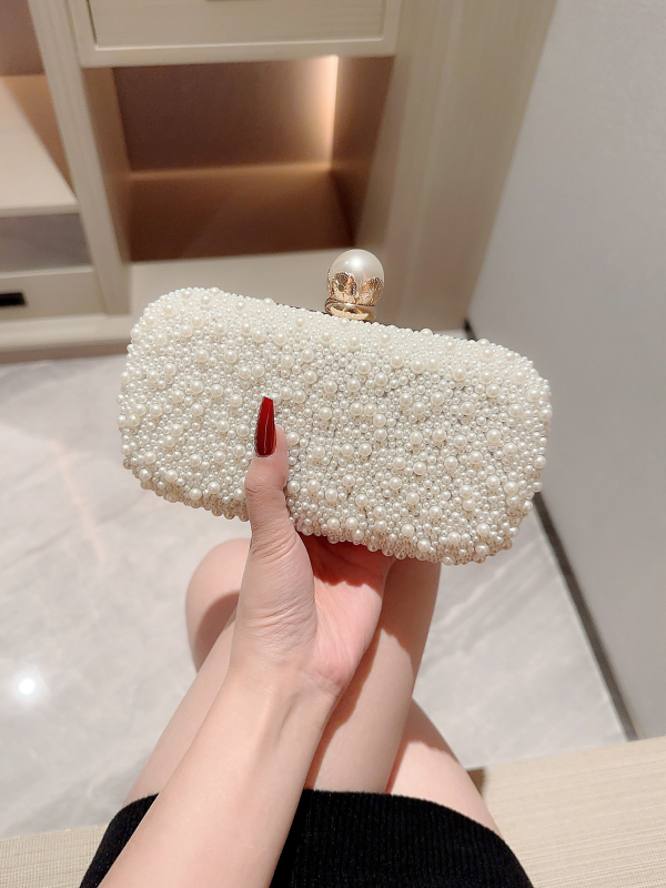 Perlasta večernja clutch torba, kvadratnog oblika, s mehanizmom zaključavanja, nošenje u ruci, crossbody, preko ramena ili na zapešću, pogodna za svakodnevne kombinacije.