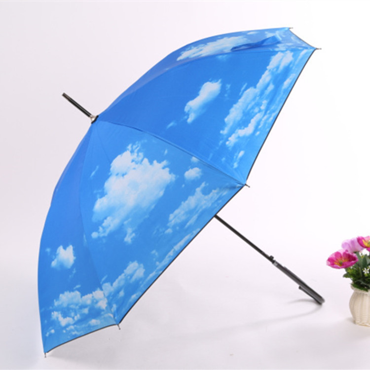 Skaitmeninio spaudinimo skėtis su dangaus ir debesų raštu, tiesus lazdelės skėtis, automatinis atidarymas, 8 skersinės, plieninis rėmas, guminė rankena, UV50+ apsauga