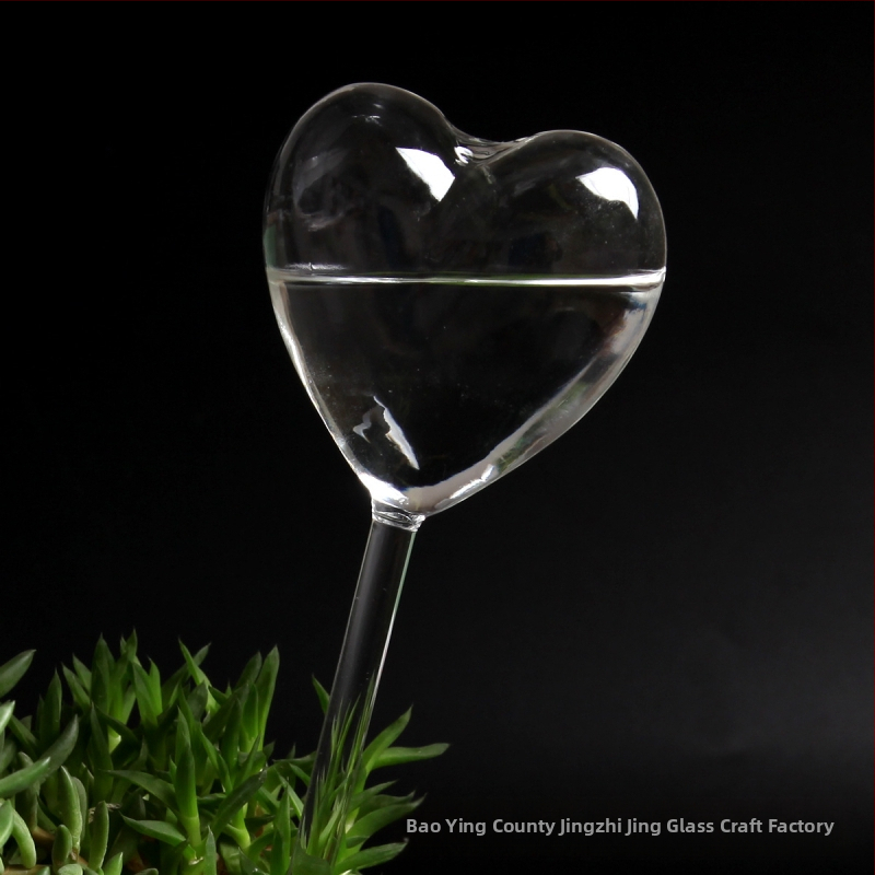 Стъклено сърцевидно устройство за поливане на растения, боросиликатно стъкло, издуване, полирана повърхност, декоративна закачалка