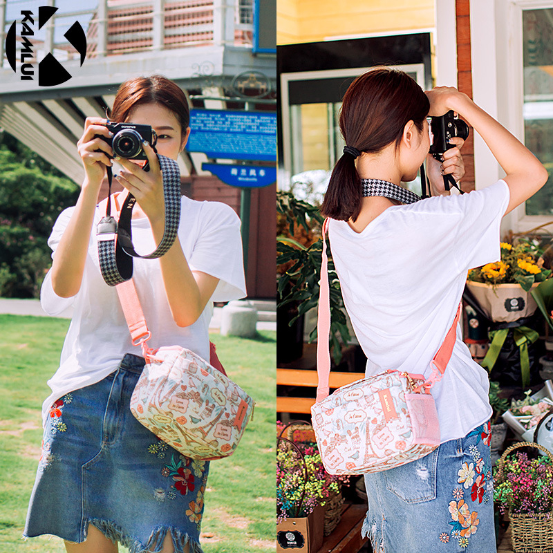 Plecu soma bezspoguļu kamerām; Poliesteris; Lietus aizsargs iekļauts; rāvējslēdzējs atvērums; Kompatibilas ar Sony A6000, A7 III, Canon M50, Fuji X-S10/X-T30, Canon 200D