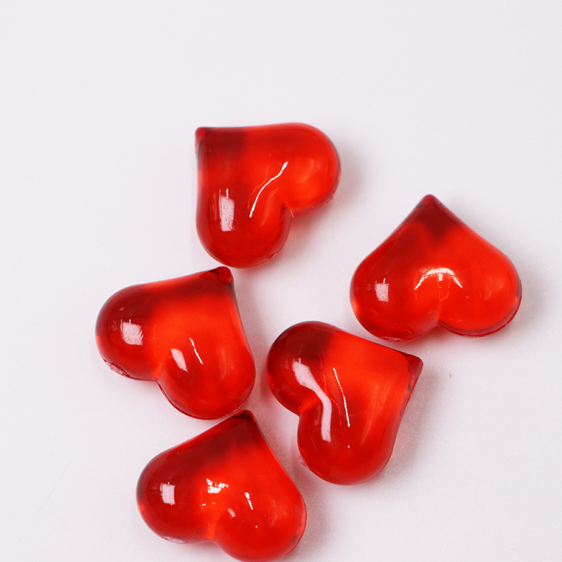 Brīvas pērlītes — sirds formas raksts, bez caurumiem, spīdīgas; Materiāls: plastmasa/rezīns; Apstrādes process: injekcijas liešana; Stils: dabisks