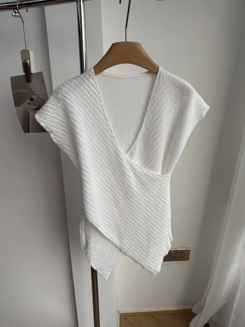 Μπλουζάκι T με υφή διασταυρούμενου μπροστινού γιακά, V-λαιμό, χωρίς μανίκια, πολυεστέρας, καλοκαίρι 2024, αστικό στυλ μετακίνησης