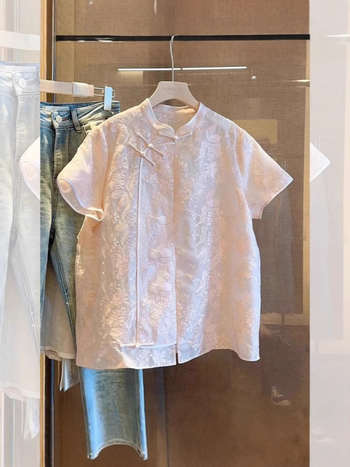 Риза с яка-стойка, къси ръкави, свободна кройка, полиестер, съдържание полиестер 70–80%, еднобортно закопчаване, дължина 50–65 см, национален стил