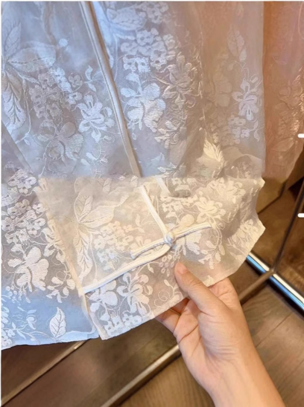 Риза с яка-стойка, къси ръкави, свободна кройка, полиестер, съдържание полиестер 70–80%, еднобортно закопчаване, дължина 50–65 см, национален стил