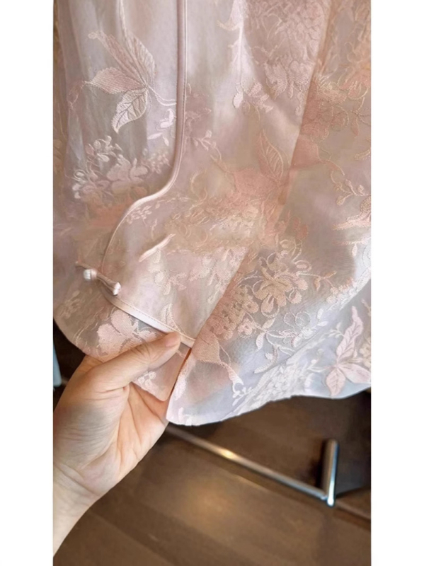 Риза с яка-стойка, къси ръкави, свободна кройка, полиестер, съдържание полиестер 70–80%, еднобортно закопчаване, дължина 50–65 см, национален стил