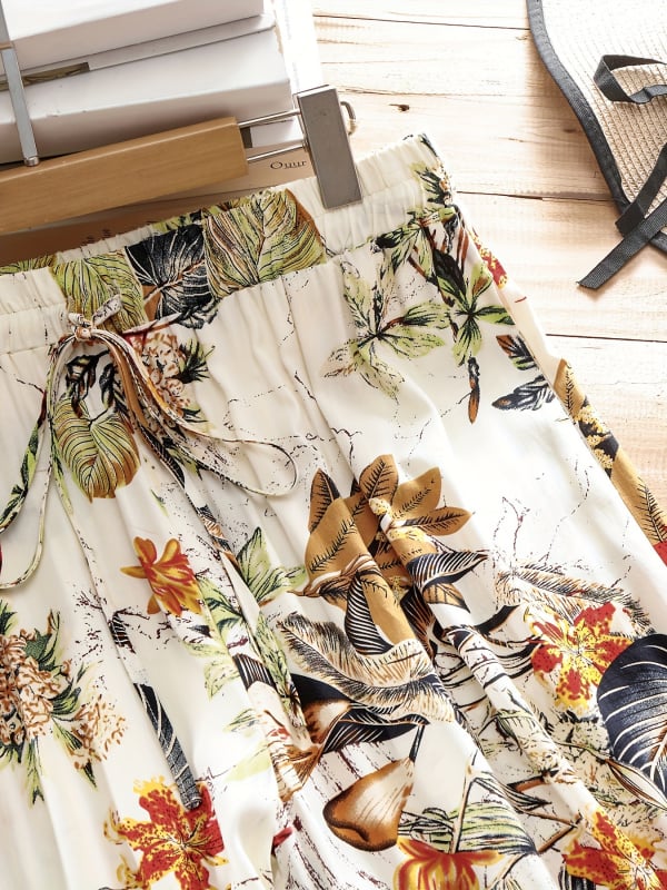 Spausdintos poliesterio kelnytės su tiesia kirpimo linija, vidutinio juosmens, pilno ilgio