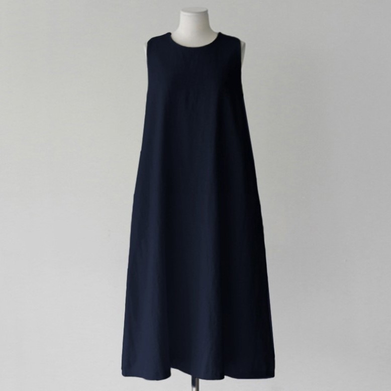 Rochie midi fără mâneci, din amestec de bumbac și in, guler rotund, croială lejeră, deasupra capului (pulover); compoția materială: bumbac 30–50%, cânepă <30%