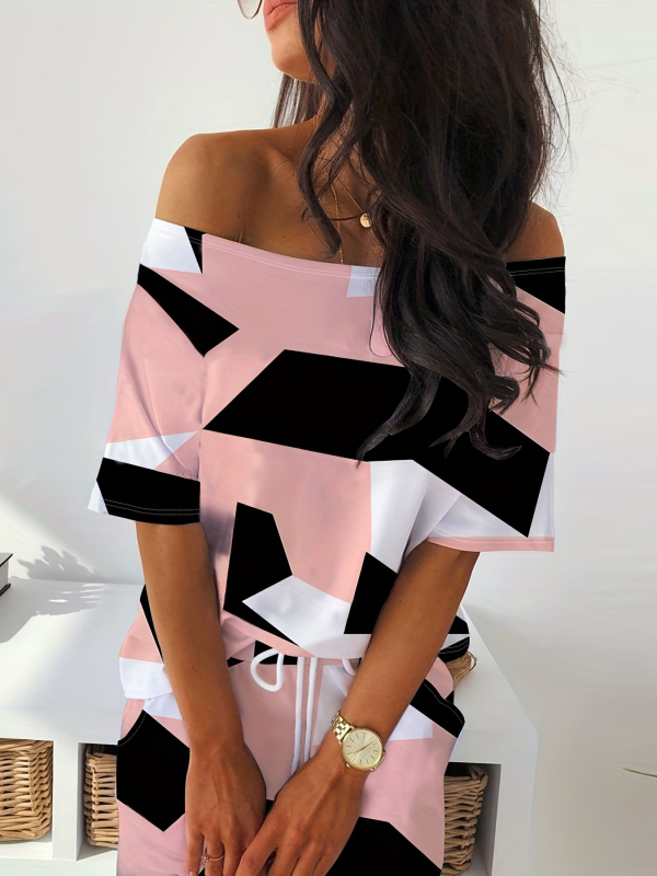 Dviejų dalių komplektas: geometriniu spauda marškinėliai ir sijonas, Milk Silk audinys; siauras kirpimas; pečių atskleidimo iškirptė; 3/4 rankovės; poliesteris 90-95%, spandeksas <30%