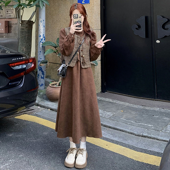 Σετ δύο τεμαχίων: γιλέκο και μακρύ φόρεμα, καρό μοτίβο, ύφασμα βαμβακομίγμα με 80–90% βαμβάκι, ελαστάν <30%, φθινόπωρο 2024