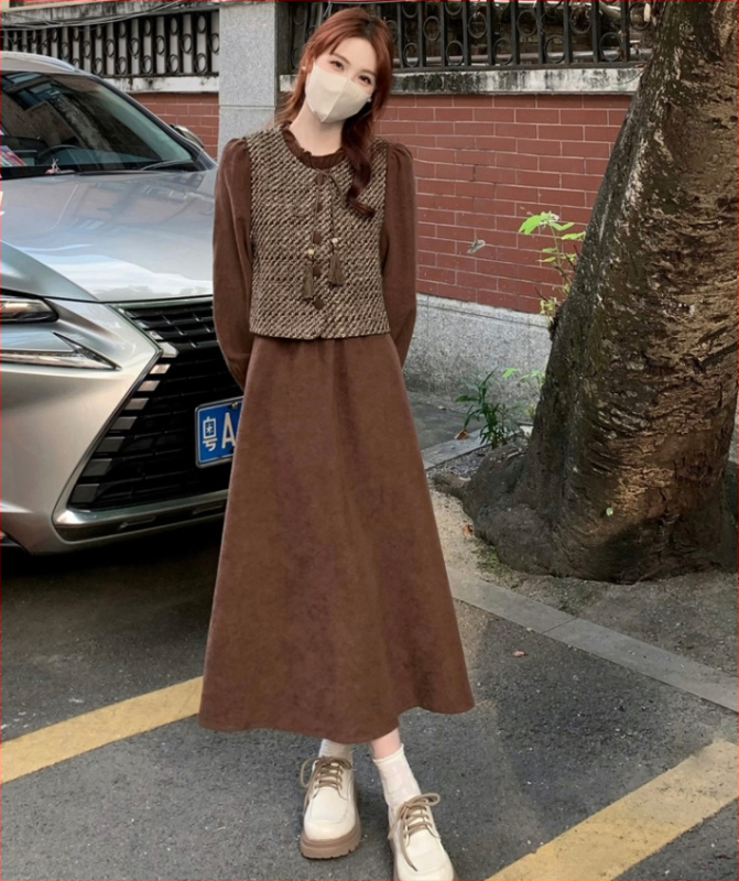 Σετ δύο τεμαχίων: γιλέκο και μακρύ φόρεμα, καρό μοτίβο, ύφασμα βαμβακομίγμα με 80–90% βαμβάκι, ελαστάν <30%, φθινόπωρο 2024