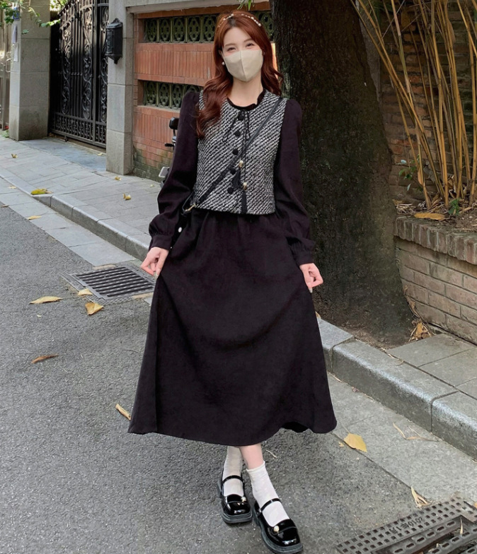 Σετ δύο τεμαχίων: γιλέκο και μακρύ φόρεμα, καρό μοτίβο, ύφασμα βαμβακομίγμα με 80–90% βαμβάκι, ελαστάν <30%, φθινόπωρο 2024