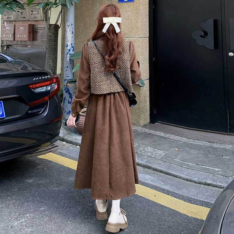 Σετ δύο τεμαχίων: γιλέκο και μακρύ φόρεμα, καρό μοτίβο, ύφασμα βαμβακομίγμα με 80–90% βαμβάκι, ελαστάν <30%, φθινόπωρο 2024