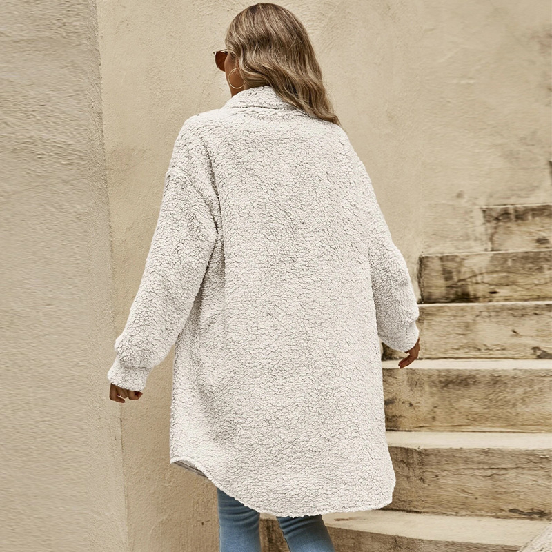 Moterų ilgas pūkinis paltas su apykake, poliesteris ≥95%, vientisas raštas, ilgis 80–100 cm, laisvas kirpimas