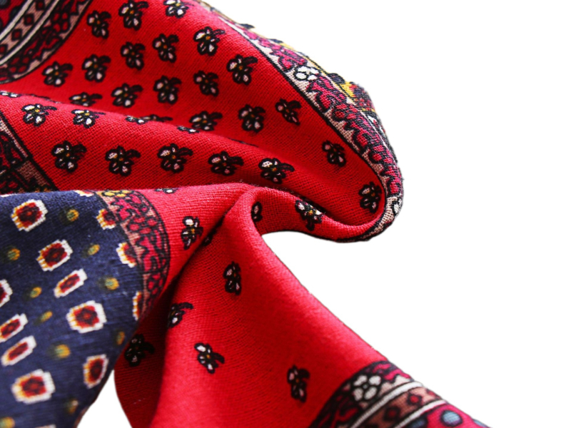 Moteriška siuvinėta striukė su medvilniniu užpildymu, fleece pamušalas, gobtuvas, ypač stora, tiesus kirpimas