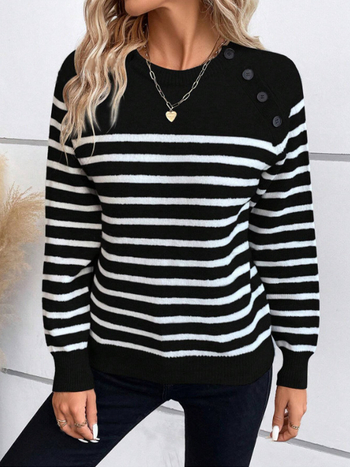 Rudens-ziemas puloveris ar apļu kaklu, svītrainas adīšanas tops ar pogu dizainu; aitas velūrs, akrila un poliesteru maisījums; garas piedurknes, vidējais biezums, regulārs siluets