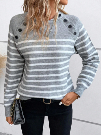 Rudens-ziemas puloveris ar apļu kaklu, svītrainas adīšanas tops ar pogu dizainu; aitas velūrs, akrila un poliesteru maisījums; garas piedurknes, vidējais biezums, regulārs siluets