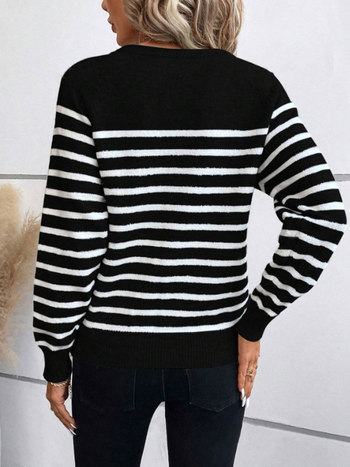 Rudens-ziemas puloveris ar apļu kaklu, svītrainas adīšanas tops ar pogu dizainu; aitas velūrs, akrila un poliesteru maisījums; garas piedurknes, vidējais biezums, regulārs siluets