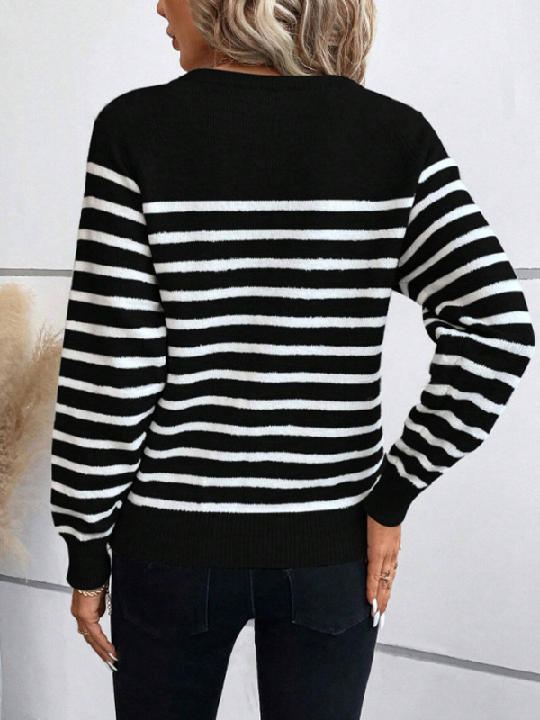 Rudens-ziemas puloveris ar apļu kaklu, svītrainas adīšanas tops ar pogu dizainu; aitas velūrs, akrila un poliesteru maisījums; garas piedurknes, vidējais biezums, regulārs siluets