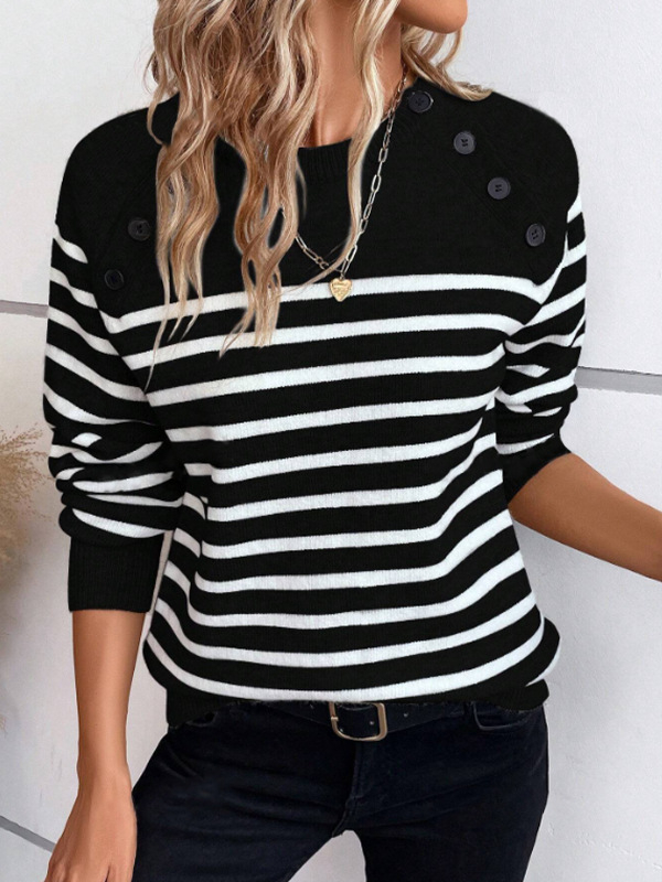 Rudens-ziemas puloveris ar apļu kaklu, svītrainas adīšanas tops ar pogu dizainu; aitas velūrs, akrila un poliesteru maisījums; garas piedurknes, vidējais biezums, regulārs siluets