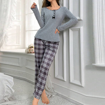 Két darabos pizsama szett: kerek nyakú, hosszú ujjú felső karos mintával és nadrág; poliészter, közepes tömegű anyag