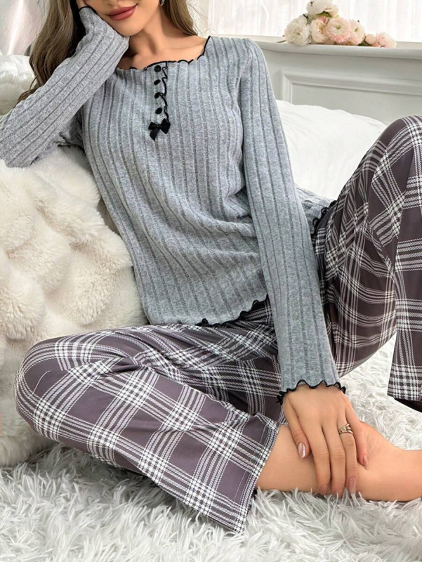 Két darabos pizsama szett: kerek nyakú, hosszú ujjú felső karos mintával és nadrág; poliészter, közepes tömegű anyag