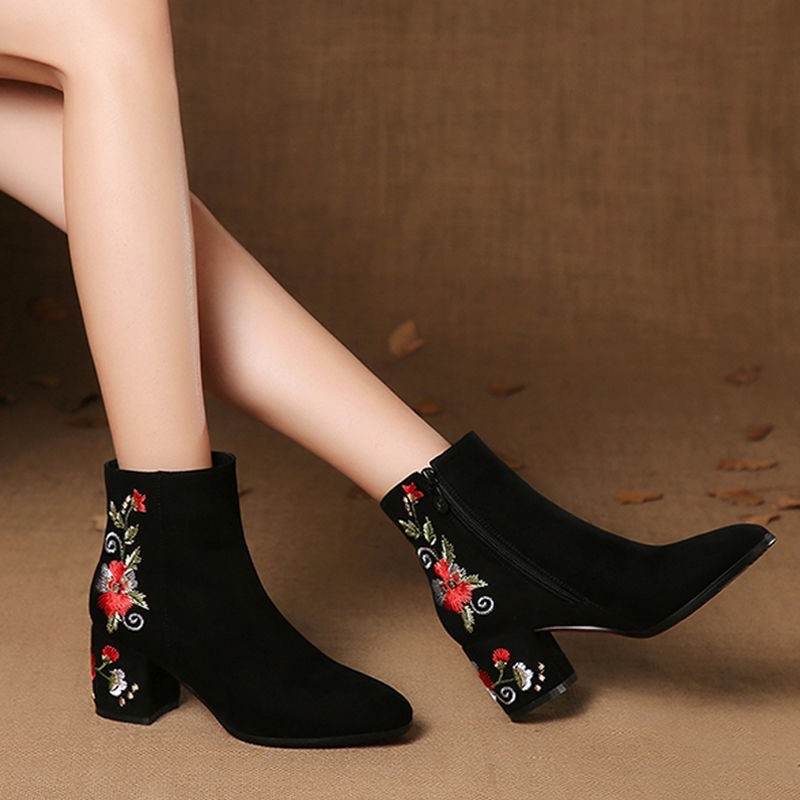 Μποτάκια μόδας από σουέντ με μυτερό δάχτυλο, χοντρό τακούνι 6–8 cm και πλαϊνό φερμουάρ