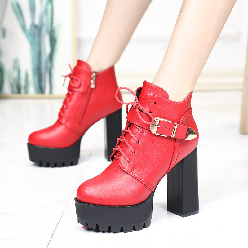 Μποτάκια Martin με εξαιρετικά υψηλό και παχύ τακούνι, στρογγυλή μύτη, PU επάνω μέρος, καουτσούκ σόλα, και πλαϊνό φερμουάρ.