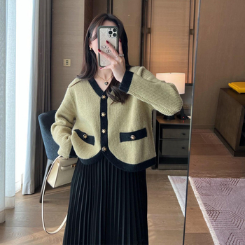 Γυναικείο σετ δύο τεμαχίων για την άνοιξη 2025 με 3D μοτίβο, μακριά φούστα και λεπτομέρειες κολλάζ σε ακρυλικό ύφασμα