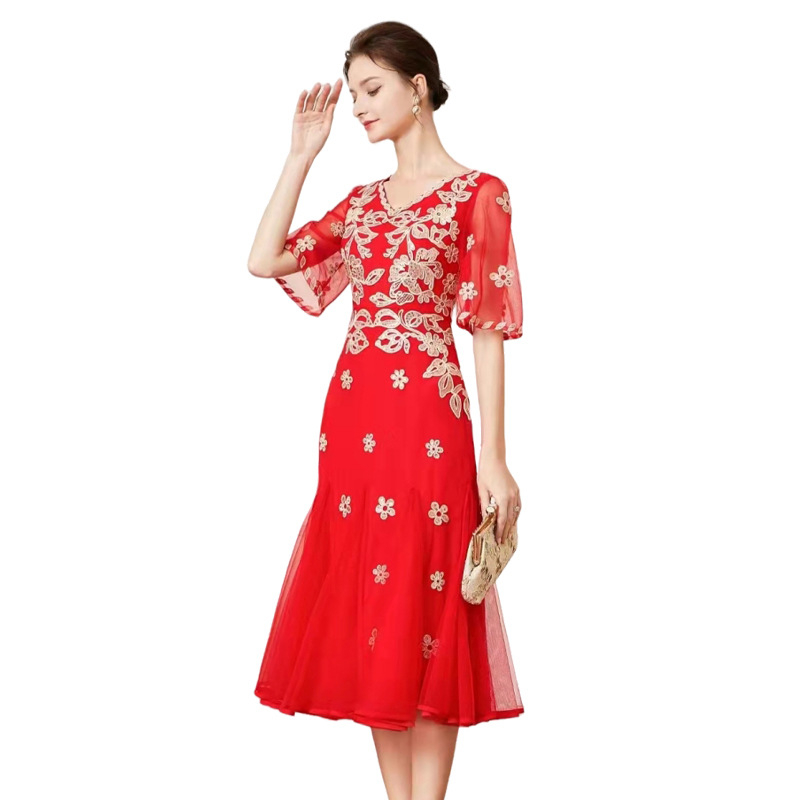Rochie — broderie florală, mâneci la jumătate, croi slim-fit, decolteu în V, fermoar