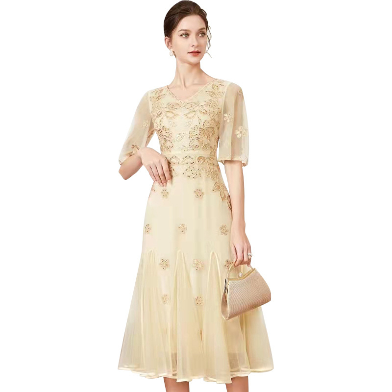 Rochie — broderie florală, mâneci la jumătate, croi slim-fit, decolteu în V, fermoar