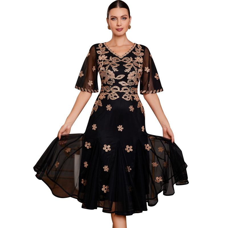 Rochie — broderie florală, mâneci la jumătate, croi slim-fit, decolteu în V, fermoar