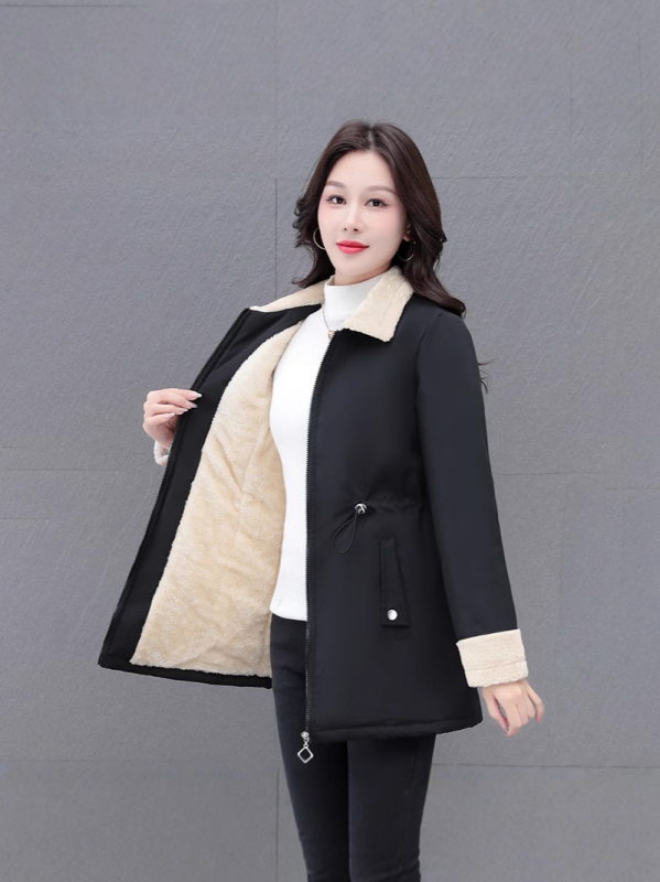 Medvilnėmis užpildyta striukė su fliso apdaila, vidutinio ilgio, ilgos rankovės, įprastas kirpimas