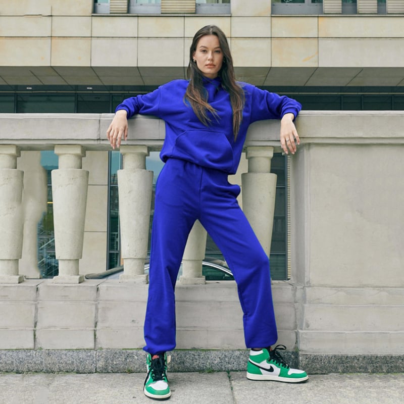 Дамски спортно-елегантен комплект с качулка и панталони, еднотонен модел, трикотажна материя, полиестер + памук, дълги ръкави, градски стил, пролет 2022