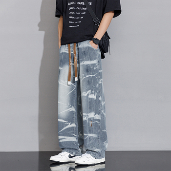 Muške traperice s tie-dye uzorkom, ravni kroj, srednji pojas; 97% pamuk, kameno pranje, izvezeni jacquard detalji i višestruki džepovi s klapama, zatvarač