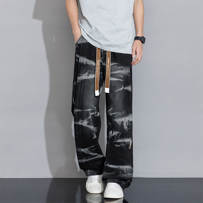 Muške traperice s tie-dye uzorkom, ravni kroj, srednji pojas; 97% pamuk, kameno pranje, izvezeni jacquard detalji i višestruki džepovi s klapama, zatvarač