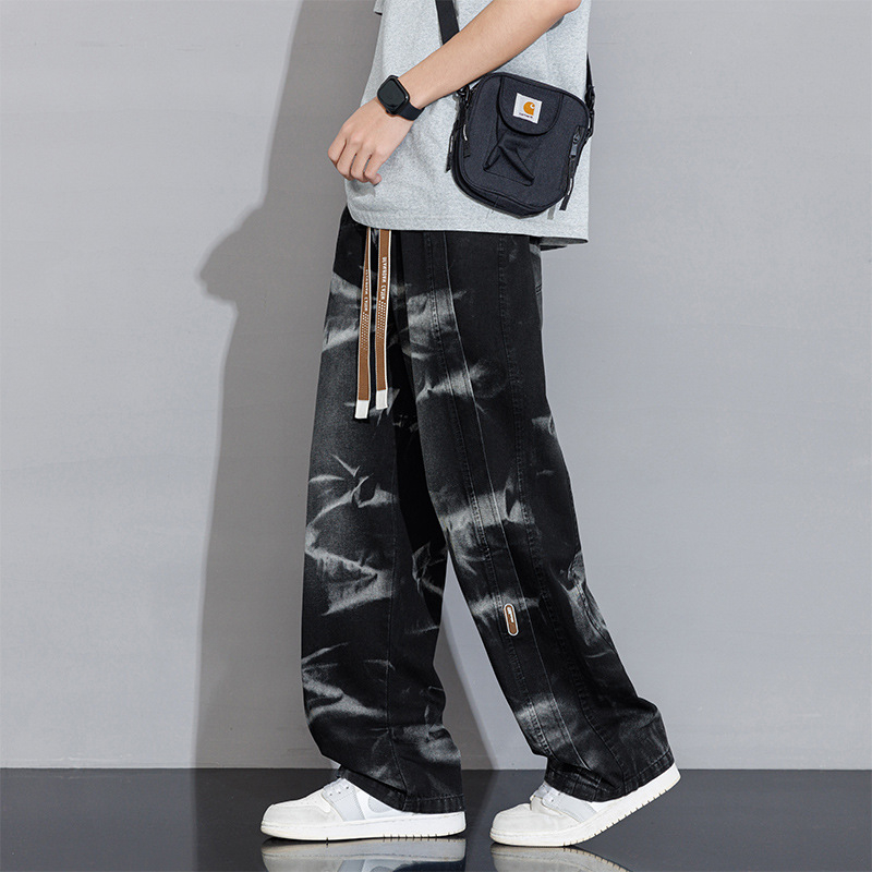 Muške traperice s tie-dye uzorkom, ravni kroj, srednji pojas; 97% pamuk, kameno pranje, izvezeni jacquard detalji i višestruki džepovi s klapama, zatvarač