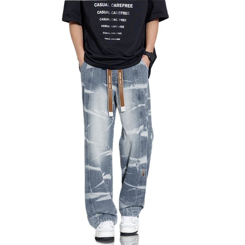 Muške traperice s tie-dye uzorkom, ravni kroj, srednji pojas; 97% pamuk, kameno pranje, izvezeni jacquard detalji i višestruki džepovi s klapama, zatvarač