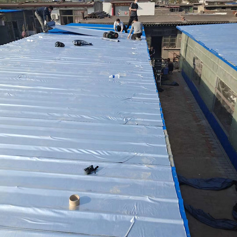 Ūdensizturīgs pašlīmējošs ruļveida materiāls jumtiem un sienām, UVPE materiāls, slāņaina forma, rulonveida izskats, ūdens atvairīgs šķiedras kodols