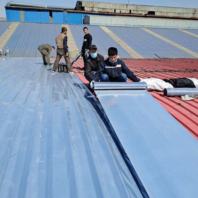 Ūdensizturīgs pašlīmējošs ruļveida materiāls jumtiem un sienām, UVPE materiāls, slāņaina forma, rulonveida izskats, ūdens atvairīgs šķiedras kodols