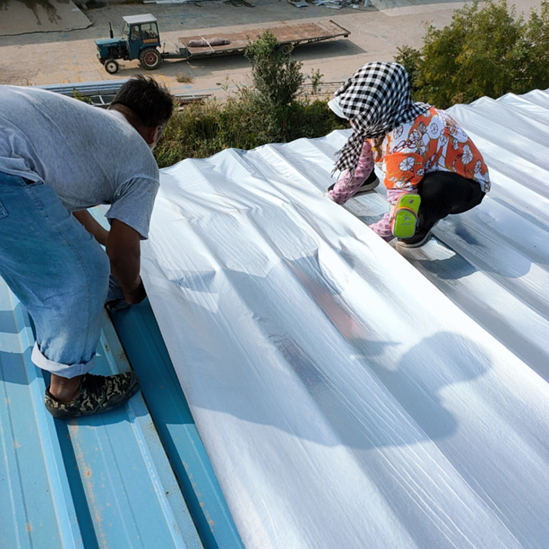 Ūdensizturīgs pašlīmējošs ruļveida materiāls jumtiem un sienām, UVPE materiāls, slāņaina forma, rulonveida izskats, ūdens atvairīgs šķiedras kodols