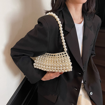 PVC kézitáska horizontálisan négyzetes formával, nyitott felső rész, belső zseb a telefonhoz és az azonosító kártyához, merev kivitel